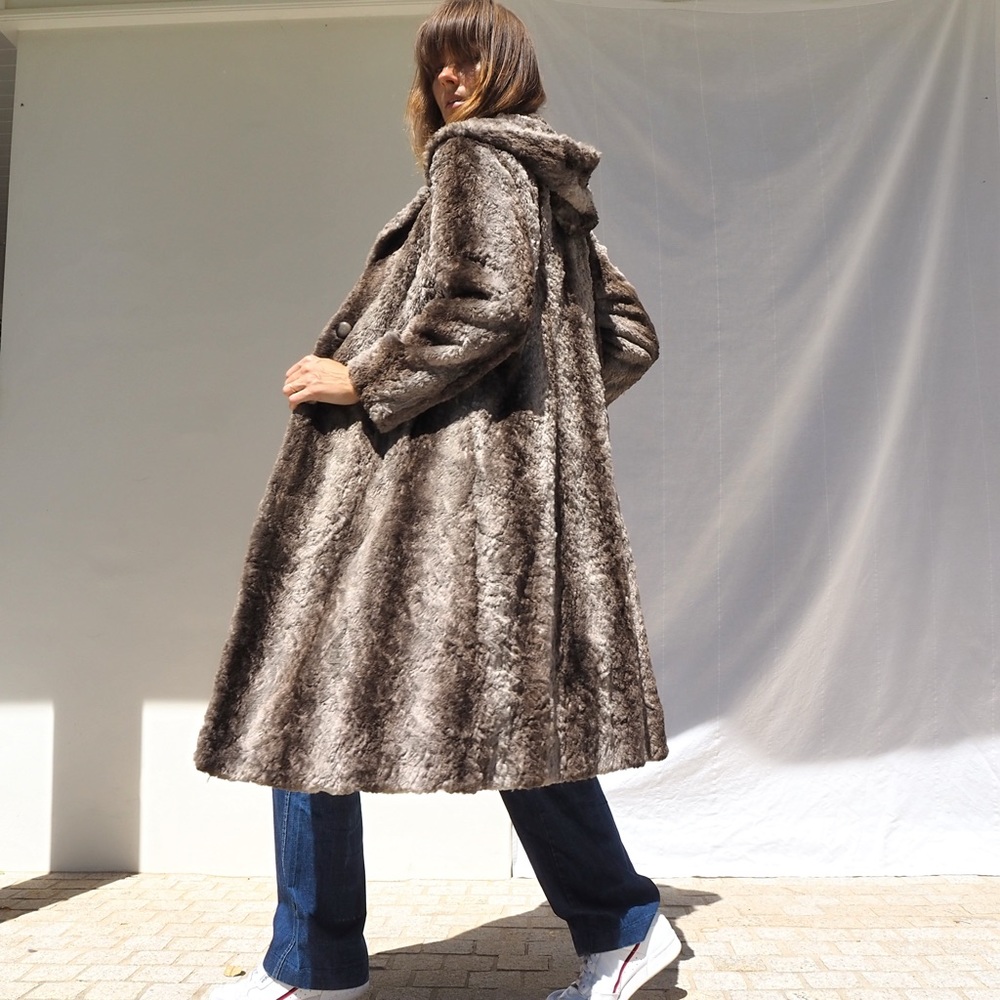 ⛔️SOLD⛔️ VINTAGE FAUX FUR LONGLINE HOODED COAT - Picture 3 of 12